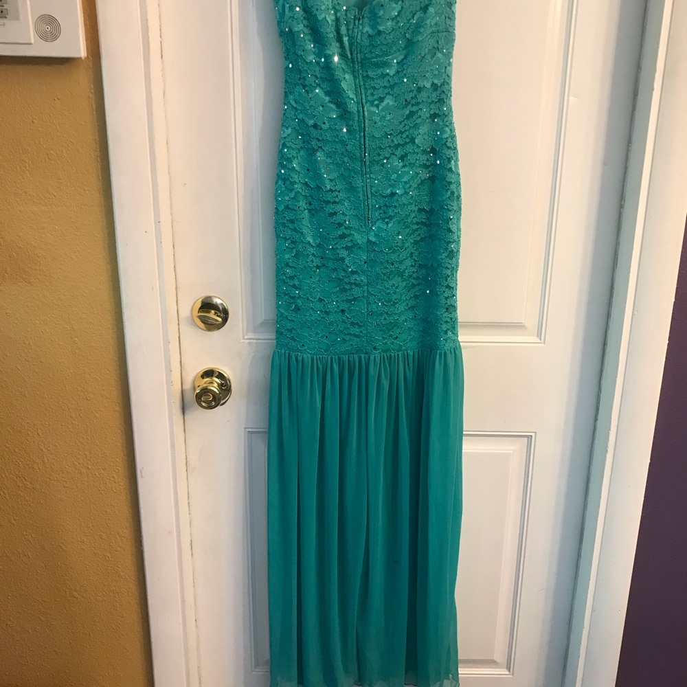 Beautiful dress - Picture 3 of 4